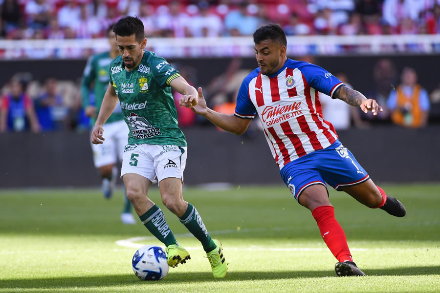 Fernando Navarro es perseguido por Alexis Vega. FOTO: Imago7.