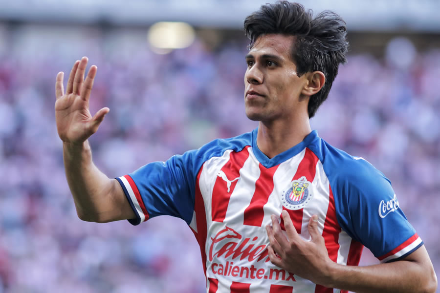 José Juan Macías festeja su gol y señala el escudo de chivas. FOTO: Imago7.