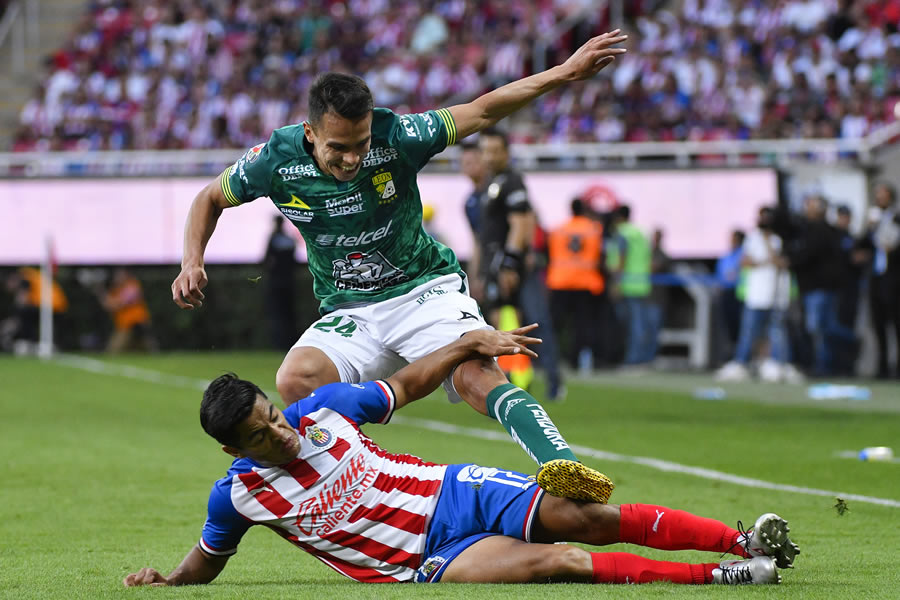Jesus Sánchez y Osvaldo Rodríguez disputan el esférico. FOTO: Imago7.