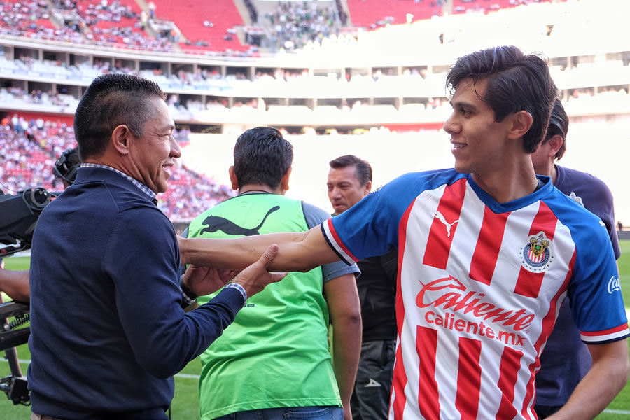 Nacho Ambriz y Macías se saludaron previo al duelo. FOTO: Imago7.