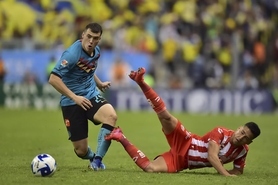 Federico Viñas disputa el balón ante un jugador de los Rayos. FOTO: Mexsport.