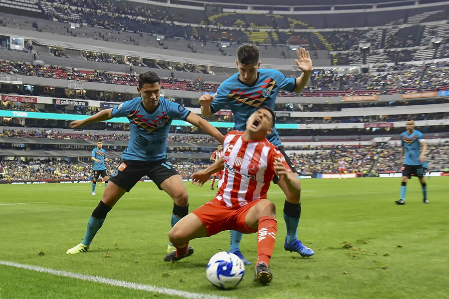 Ramón Juárez recibe una falta por parte de los jugadores azulcremas. FOTO: Mexsport.