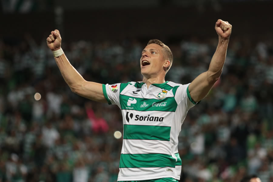 Julio Furch festeja el gol que le dio el triunfo a Santos ante Atlas. FOTO: Mexsport.
