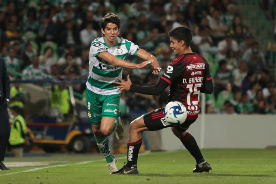 El Charal Orrantia intenta llevarse a un jugador atlista. FOTO: Mexsport.