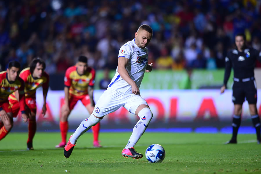 El Cabecita Rodríguez hizo un tanto ante Morelia de penalti. FOTO: Mexsport.