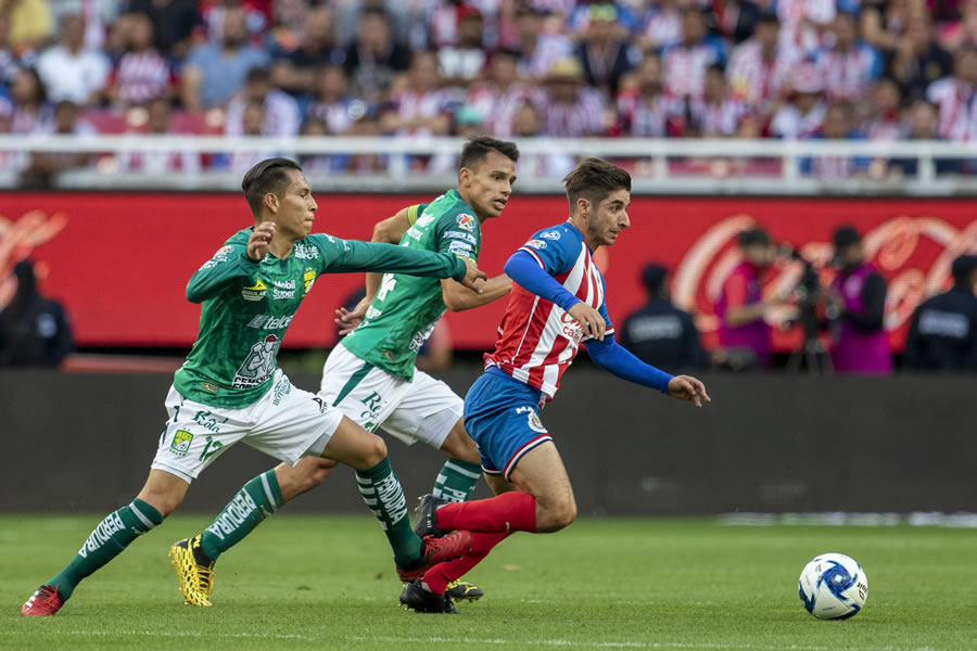 El Conejo Brizuela se lleva a dos jugadores del León. FOTO: Mexsport.