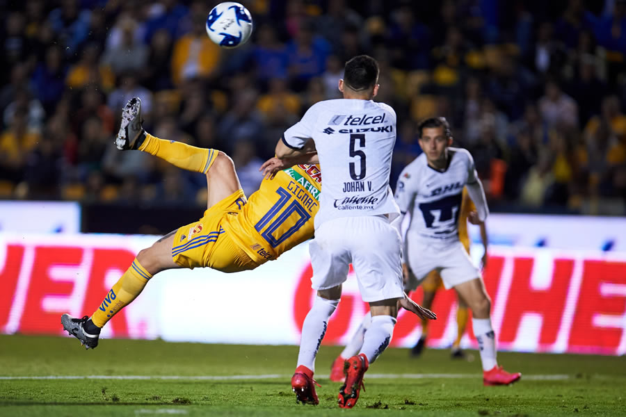 Gignac le hizo un gol de chilena a los Pumas. FOTO: Mexsport