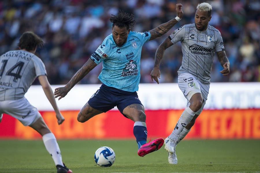 Kazim Richards intenta un disparo ante el cuadro queretano. FOTO: Mexsport
