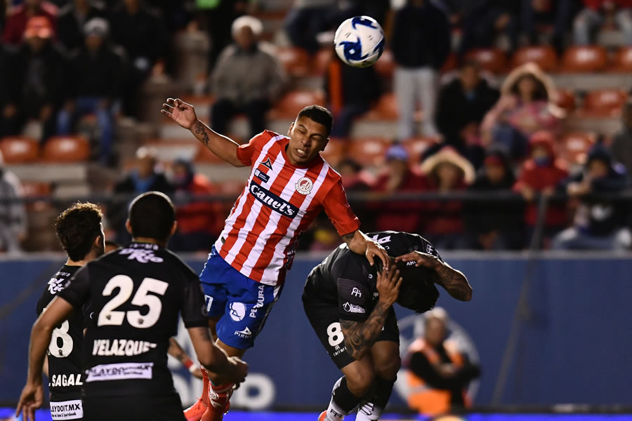 Luis León disputa el esférico por aire ante los de Juárez. FOTO: Mexsport