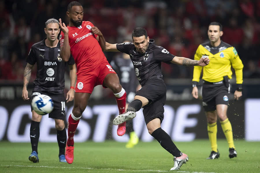 Celso Ortiz intenta un disparo en el duelo ante Toluca. FOTO: Mexsport