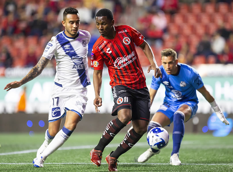 Bryan Angulo cubre el esférico ante la marca de Jesús Zavala. FOTO: Mexsport