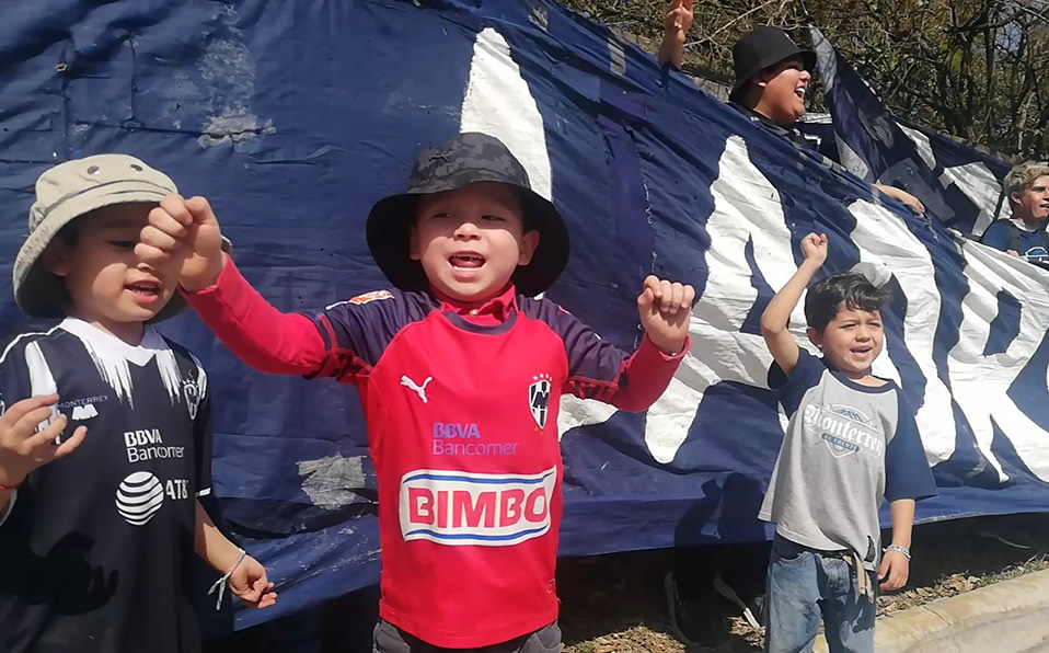 Ian y la barra La Adicción acudieron este domingo a El Barrial. (MT)
