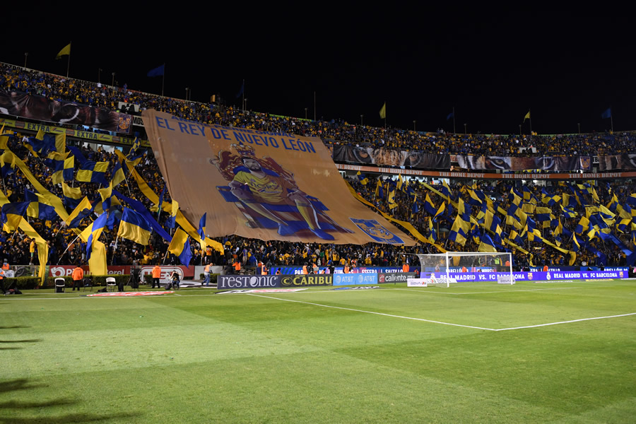 Los Libres y Lokos mostraron una manta para recibir al francés. (Foto: Imago7)