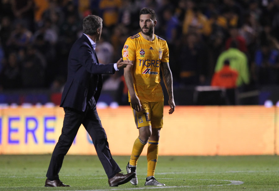 Míchel y Gignac platicaron al finalizar la primera parte. (Foto: Imago7)