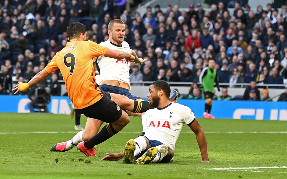 Raúl Jiménez hace un GOLAZO con los Wolves ante Tottenham (AFP)