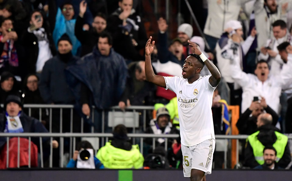 Vinicius marcó al 70' de El Clásico ayudado por un desvío de Piqué. (AFP)