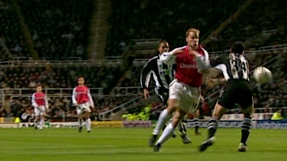 Dennis Bergkamp hizo un movimiento maravilloso para quedar de frente a la portería.