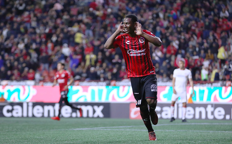 Bryan Angulo celebra uno de sus tres goles. (Foto: Imago7)