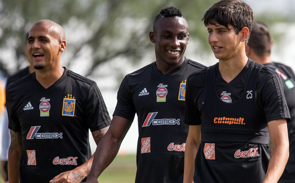 Luis Rodríguez, Julián Quiñones y Jürgen Damm durante una práctica con Tigres. (Mexsport)