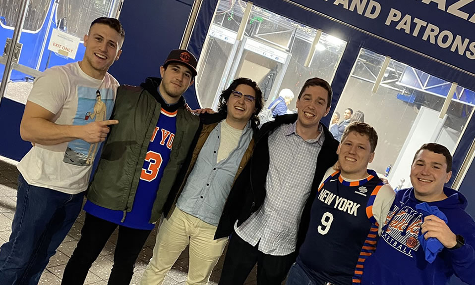 Los aficionados que fueron sacados de la Arena tras manifestar su molestia por las derrotas del equipo. (@woty23)