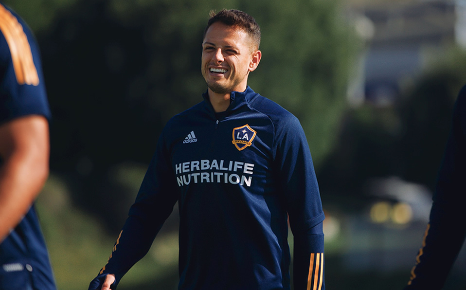Chicharito Hernández, con vida de súper estrella en Los Angeles (Twitter @LAGalaxy)