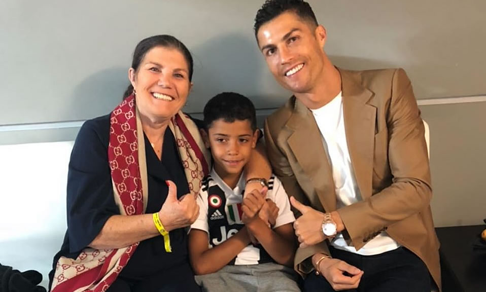 El jugador de la Juventus viajó a Portugal junto a su pareja e hijo para visitar a su mamá. (DoloresAveiroofficial)