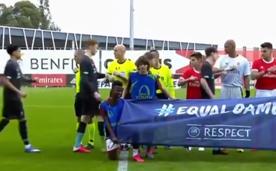 Los juveniles del Benfica y Liverpool se saludaron con los codos. Foto: Screenshoot