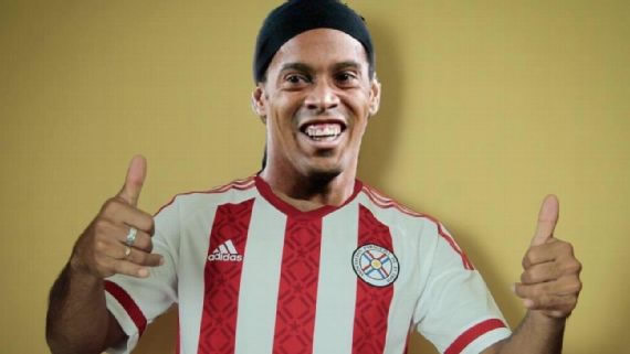 ¡Denle la 10! Ronaldinho está listo para jugar por Paraguay rumbo a Qatar 2022.