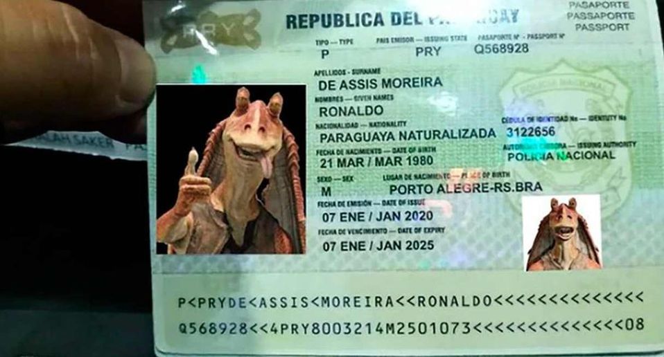 ¡Son igualitos! ¿A poco no salió guapo Dinho en el pasaporte?