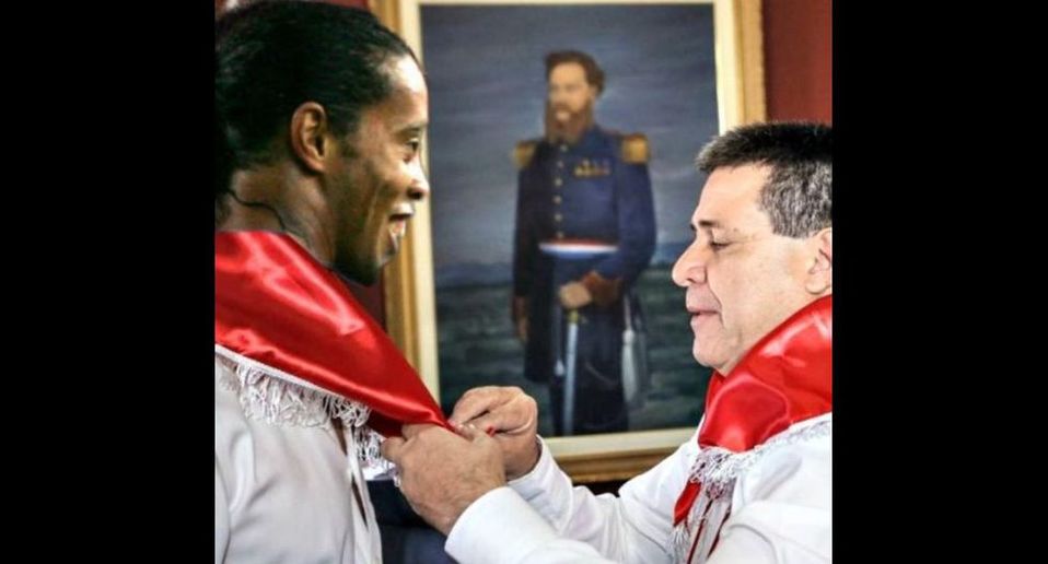 ¡Padre de la patria! A Ronaldinho ya lo hicieron paraguayo por decreto.
