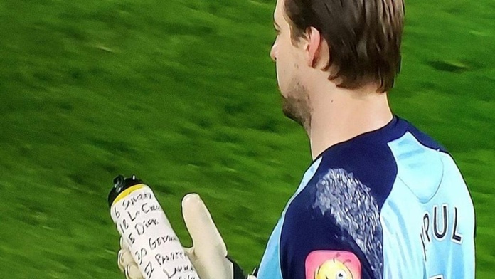 Tim Krul y la lista de cobradores del Tottenham en su botella de agua.