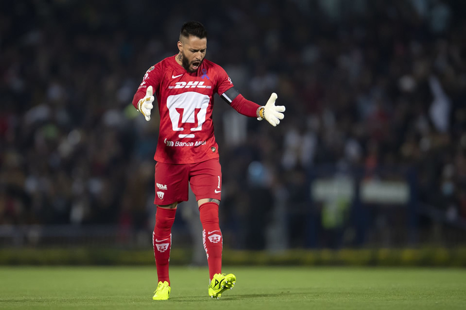 Otro oso del Pollo Saldivar le regala gol a Viñas y el América (FOTO: Mexsport)