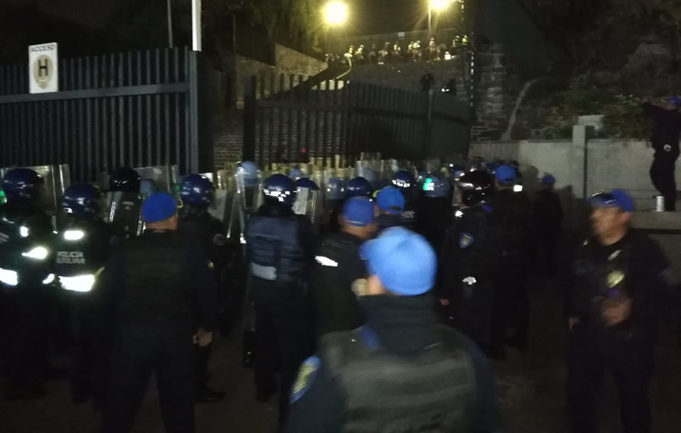 La policía evitó el portazo de aficionados de Pumas en CU