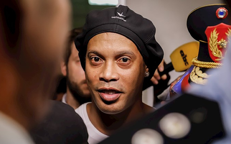 Ronaldinho y su hermano, arrestados nuevamente por uso de pasaportes falsos (EFE)