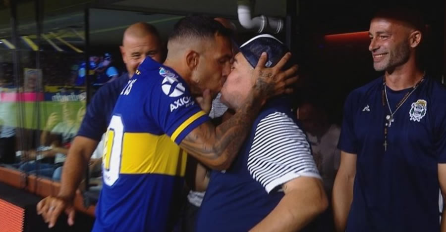 El encuentro entre Tevez y Maradona fue efusivo.
