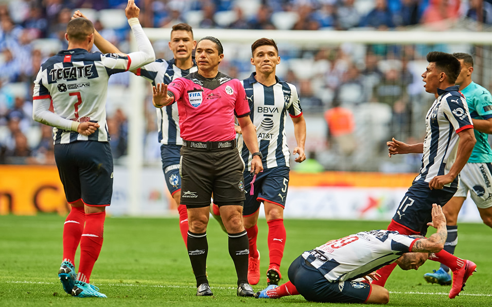 Layún está desesperado por el momento que vive Rayados. (Foto: Mexsport)