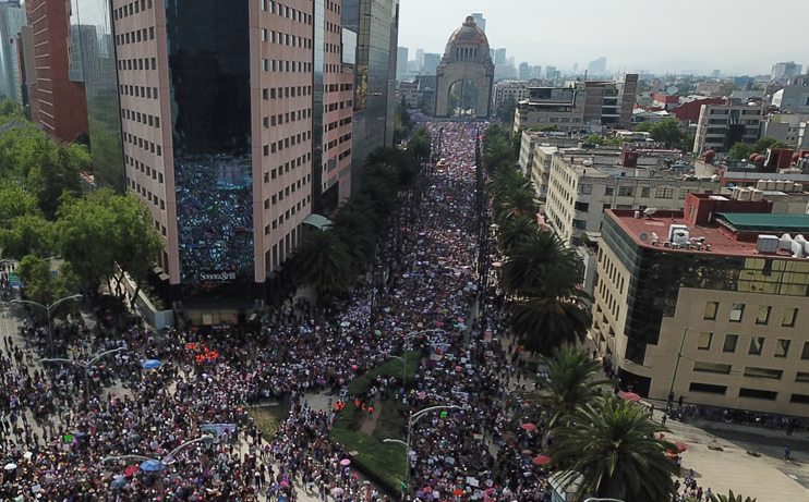 Miles de mujeres marchan en México para protestar contra violencia