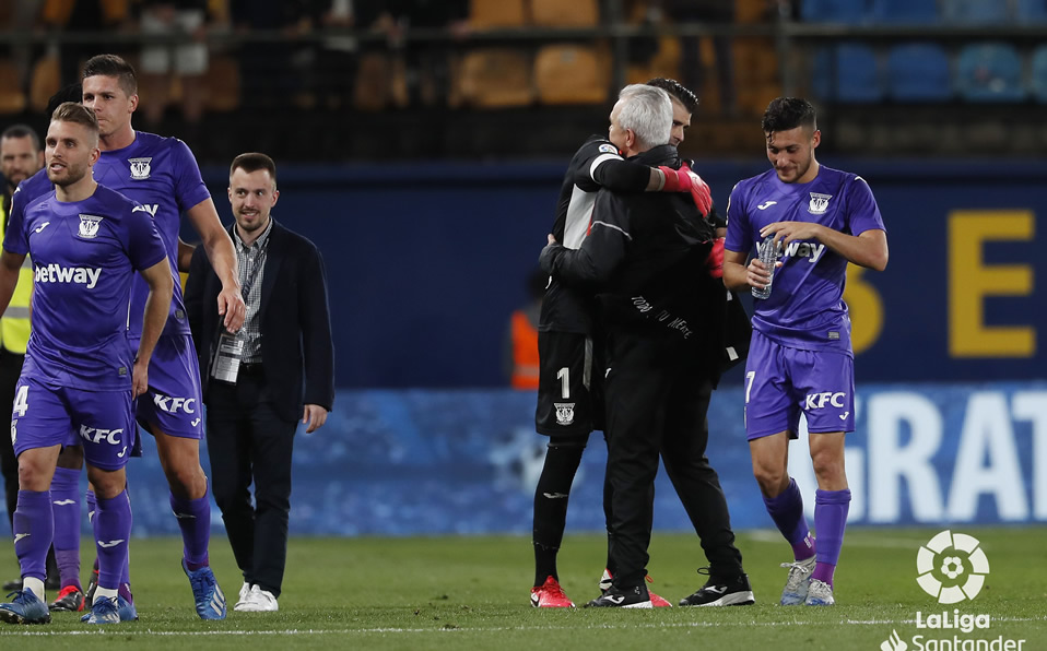 Javier Aguirre felicita a sus jugadores después del triunfo. (Foto: LaLiga)