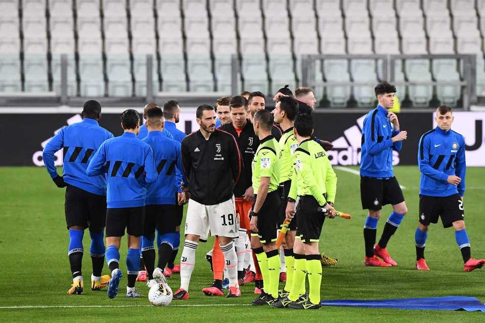 Los jugadores de ambos planteles no se saludaron en el protocolo. (Foto: AFP)