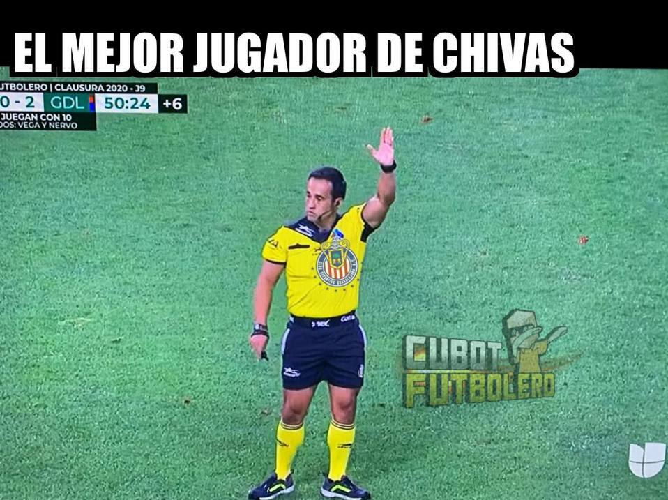 Siempre que juegan las Chivas aparece el VAR y a los memes se les hace sospechoso.