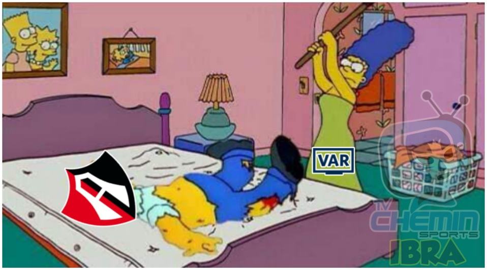Siempre que juegan las Chivas aparece el VAR y a los memes se les hace sospechoso.
