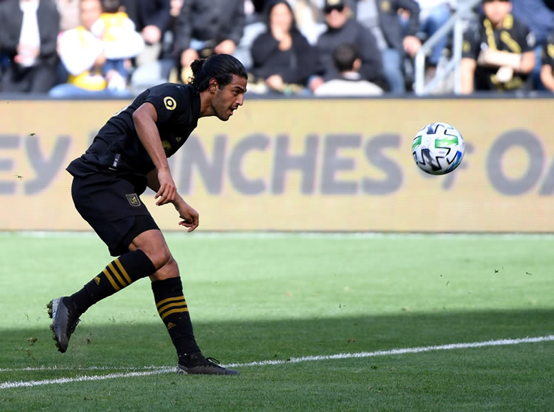 El mexicano sumó su tercer juego al hilo anotando con LAFC. FOTO: AFP.