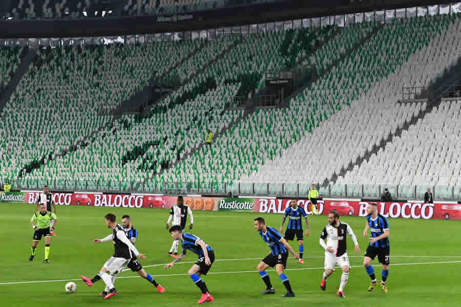 Miles de banderas en blanco y verde se observaron en las tribunas. (Foto: AFP)