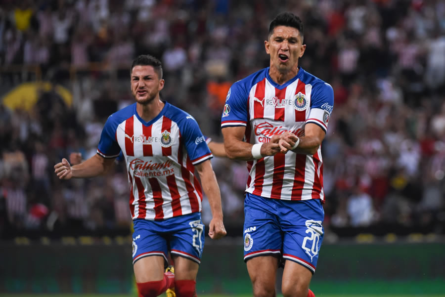Molina consiguió su segundo tanto con la camiseta de Chivas. FOTO: Imago7.
