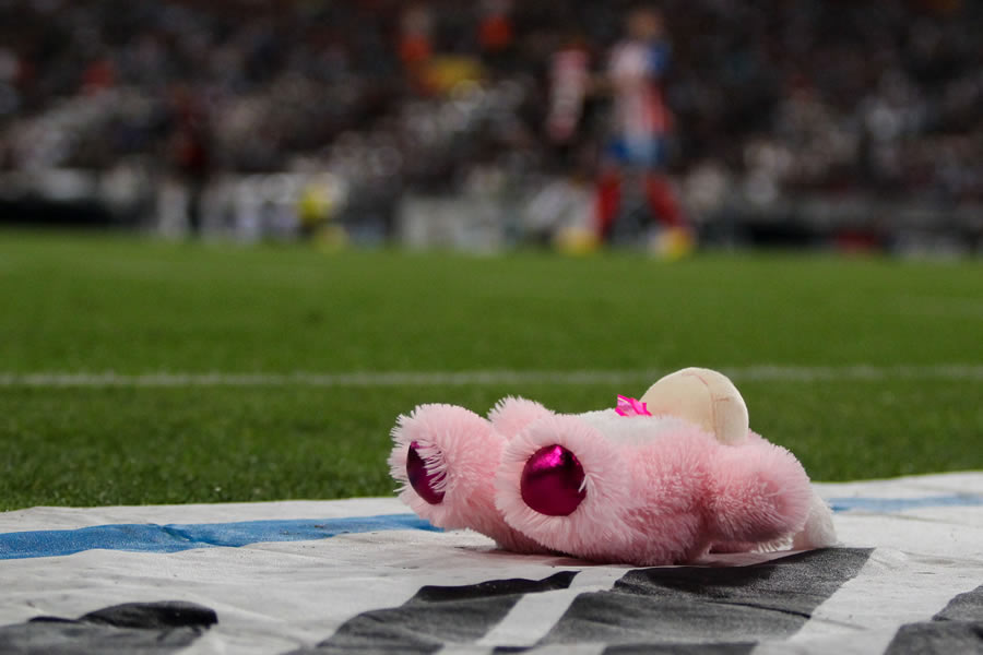 Los peluches fueron lanzados a la cancha del Estadio Jalisco. FOTO: Imago7.
