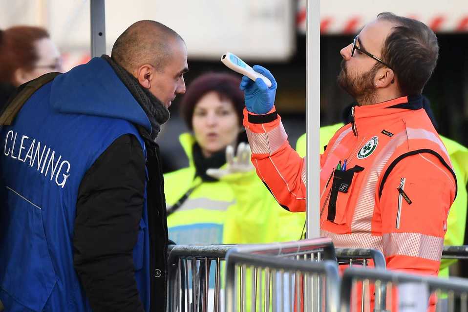 Personal de salud checó la temperatura de los asistentes. (Foto: AFP)