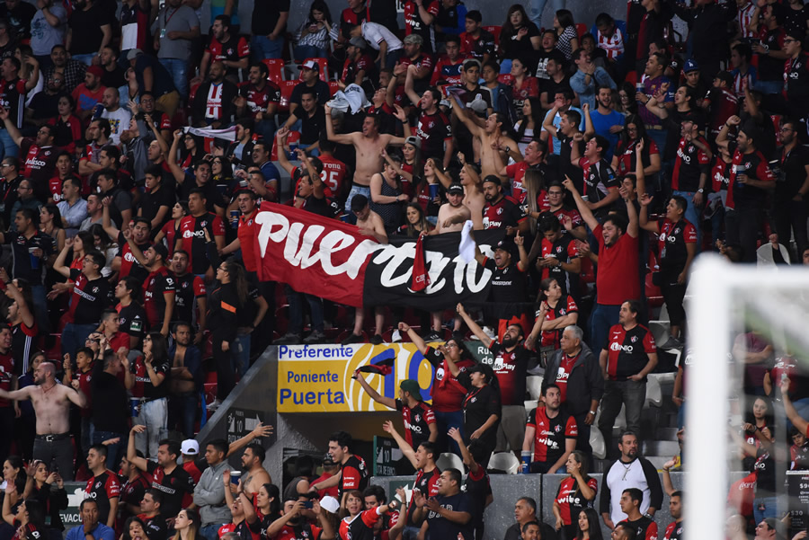 Pero la afición del Atlas explotó y se armó la campal en las tribunas. (Foto: Imago7)