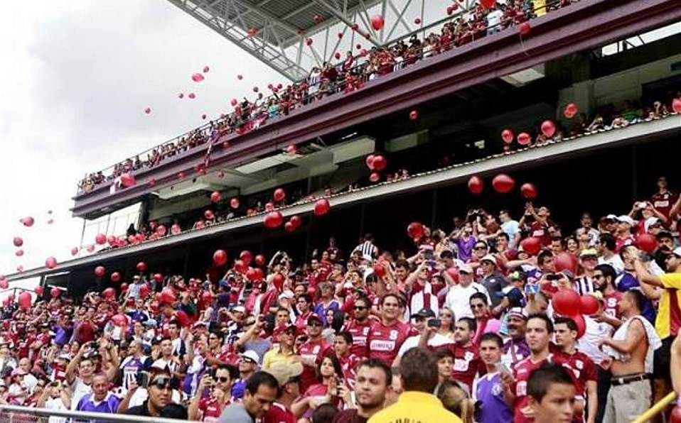 Afición del Saprissa en un partido de Primera División de Costa Rica. (@TeleticaTD7)
