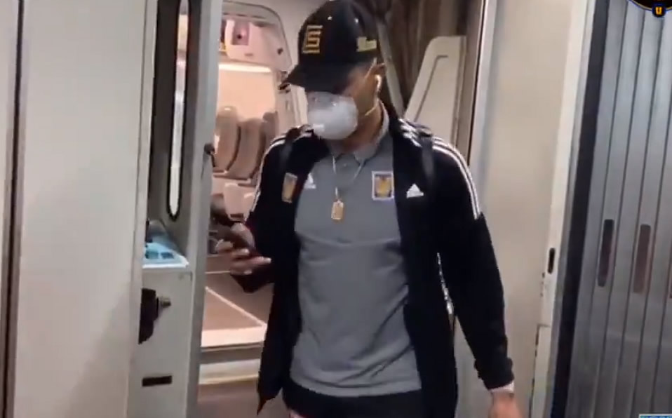 Carlos Salcedo con tapabocas a su llegada a New Jersey. (@TigresOficial)