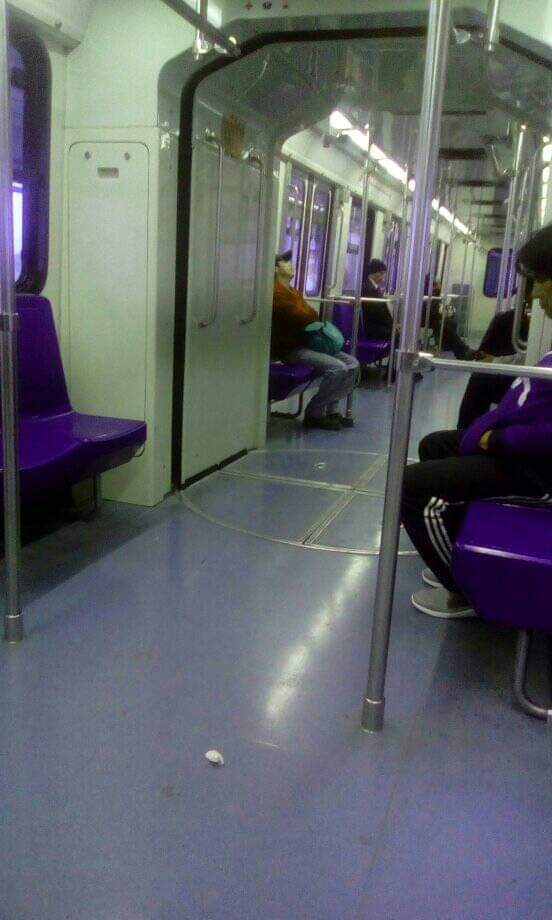 A comparación de otros días, el Metro luce tranquilo (FOTO: Twitter)